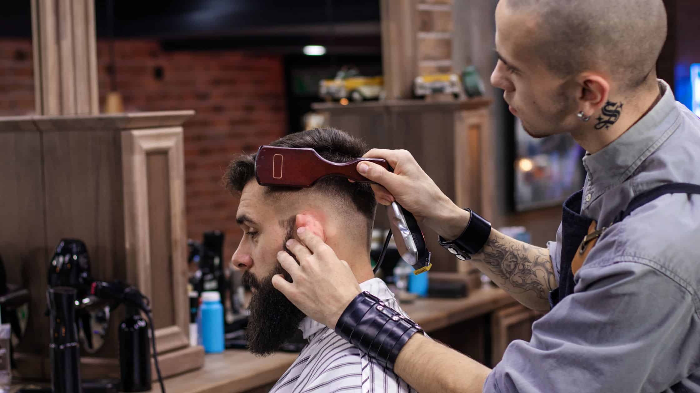 Coiffeur dans son salon